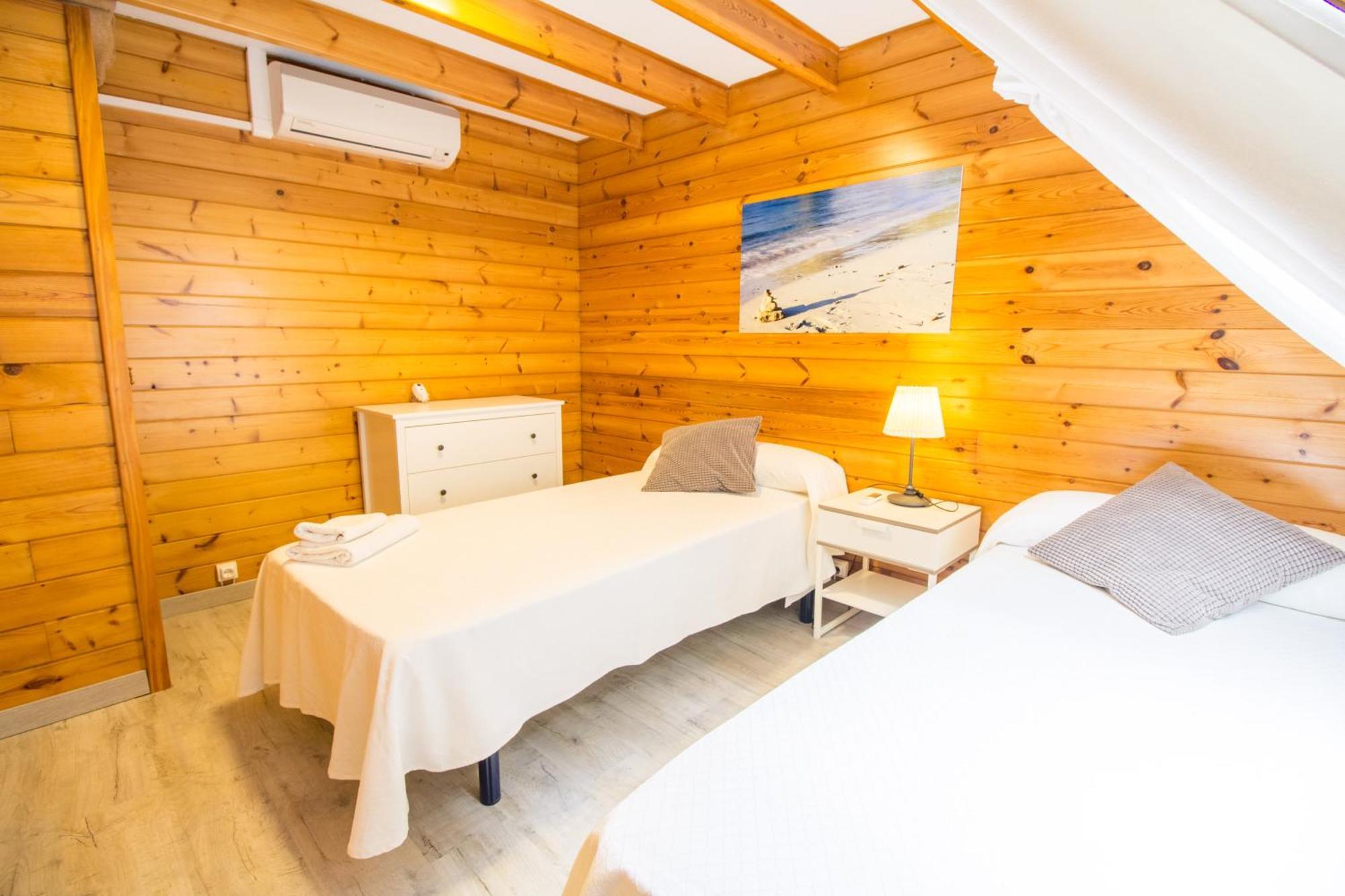 With Pool, Wifi And Smart Tv Ferienhaus