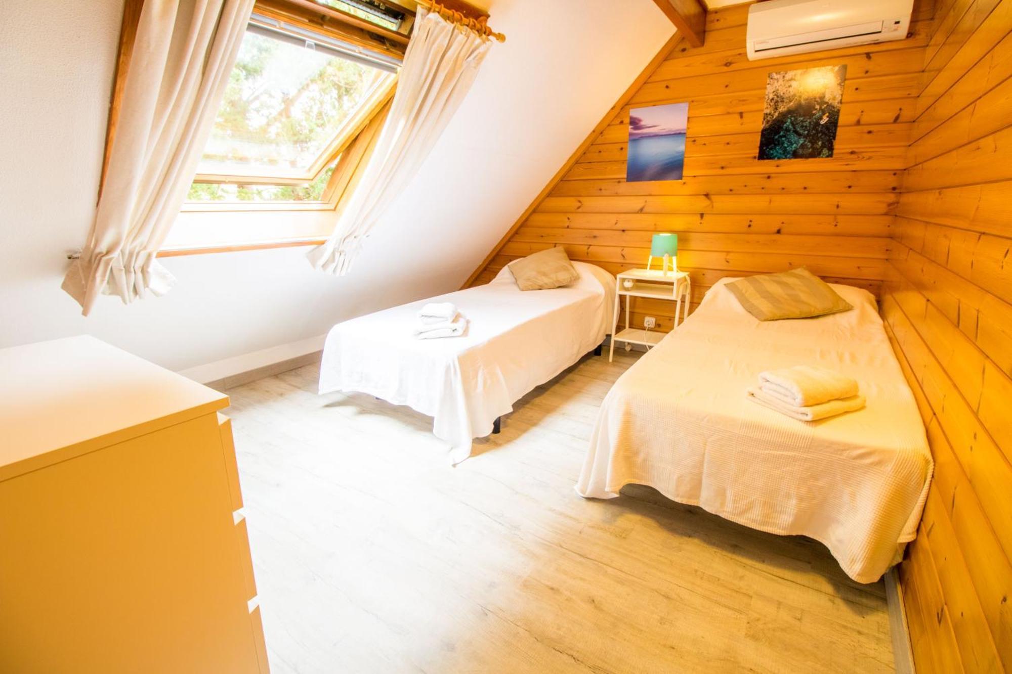 With Pool, Wifi And Smart Tv Ferienhaus